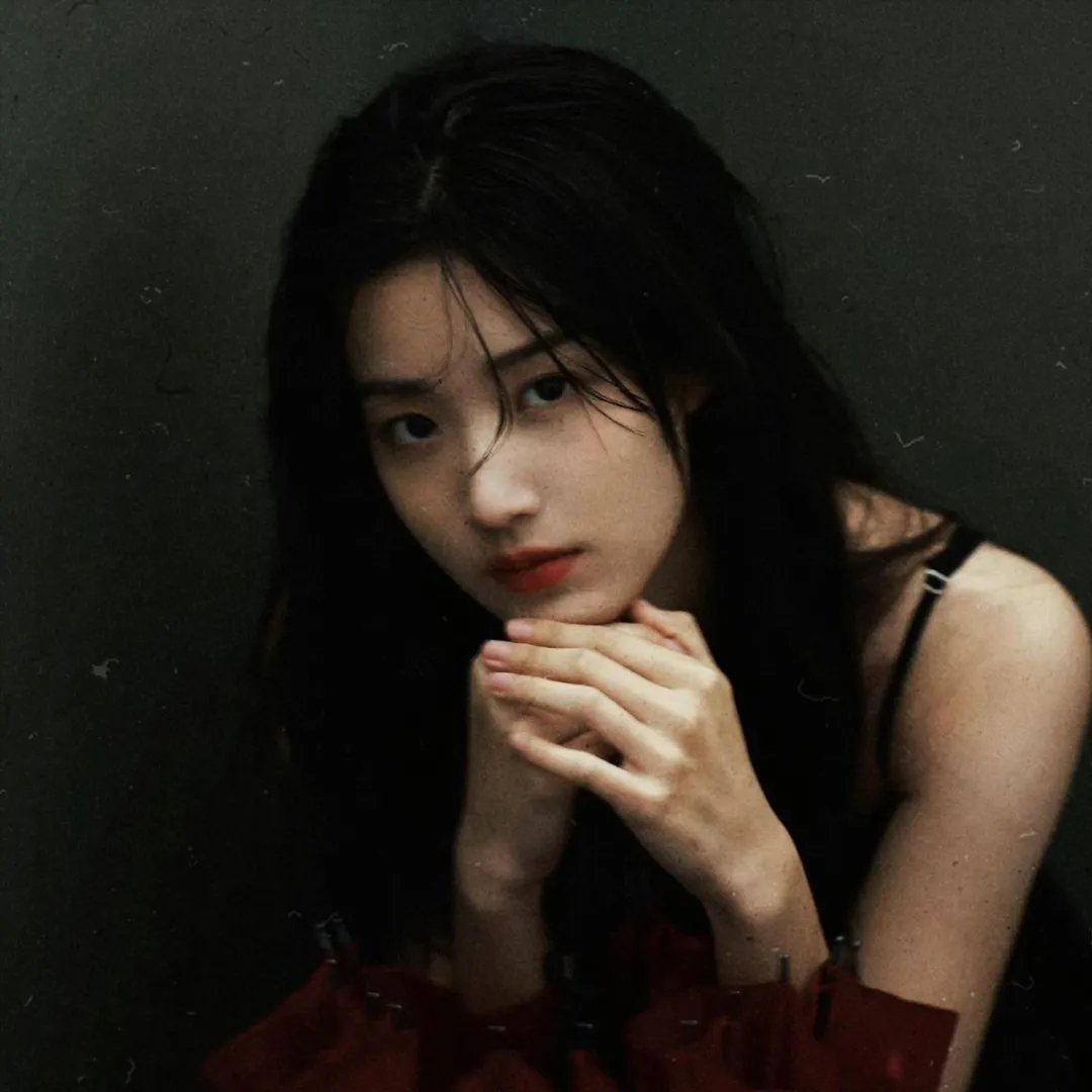 想踢沉迷男的女人